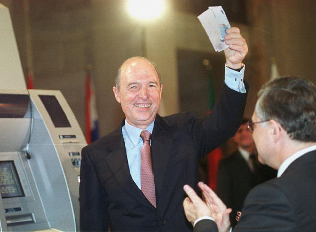 Πρωτοχρονιά 2002: Σαν σήμερα ο Κώστας Σημίτης έκανε την πρώτη ανάληψη σε ευρώ (vid)