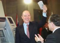 Πρωτοχρονιά 2002: Σαν σήμερα ο Κώστας Σημίτης έκανε την πρώτη ανάληψη σε ευρώ (vid)