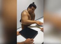 Viral: O απίστευτος τρόπος που υπογράφει αυτόγραφα σταρ του σούμο (vid)