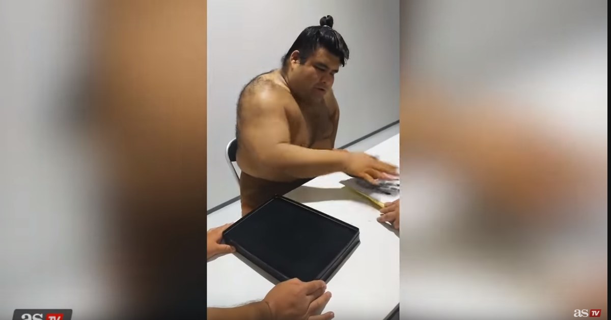 Viral: O απίστευτος τρόπος που υπογράφει αυτόγραφα σταρ του σούμο (vid)