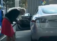 Viral: Γυναίκα προσπαθεί να φουλάρει βενζίνη ένα αυτοκίνητο Tesla που δουλεύει με ρεύμα [vid]