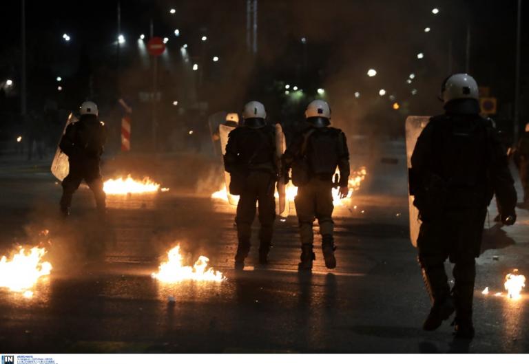 Γρηγορόπουλος:  Μολότοφ και δακρυγόνα στη Θεσσαλονίκη – Καίγεται το εργοτάξιο του Μετρό (pics&vids)