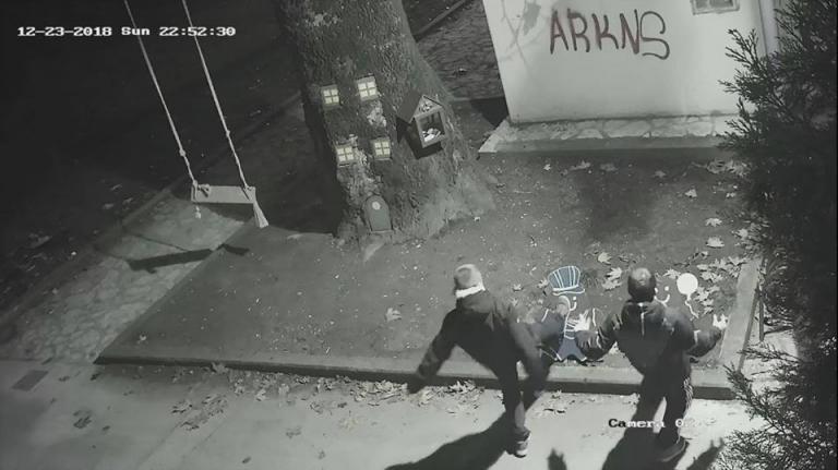 Δήμαρχος Τρικκαίων: “Ξεμπρόστιασε” νεαρούς που κατέστρεφαν χριστουγεννιάτικα στολίδια της πόλης
