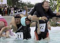 Wife Carrying: Δεν έχεις δει πιο περίεργο άθλημα (vid)