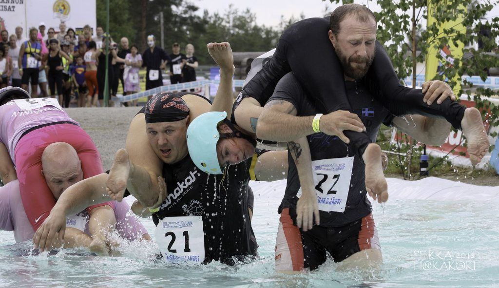 Wife Carrying: Δεν έχεις δει πιο περίεργο άθλημα (vid)