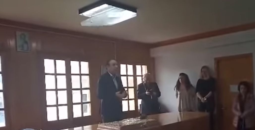 Απίστευτο: Η στιγμή που λάμπα πέφτει στο κεφάλι του δημάρχου Ιωαννίνων (vid)