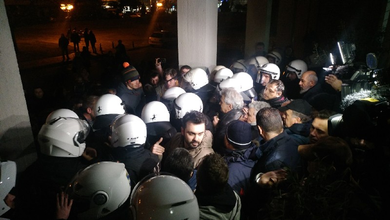 Βόλος: Επεισόδια σε εκδήλωση με ομιλητή τον Σκουρλέτη (pics)