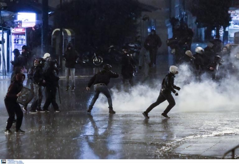 Επεισόδια Σύνταγμα: Δέκα συλλήψεις και 133 προσαγωγές (pics)