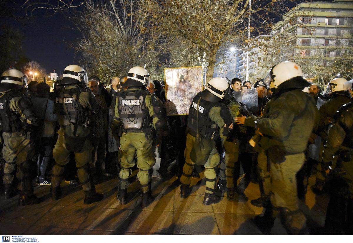 Επεισόδια στη Θεσσαλονίκη: Προσαγωγές, χημικά και ξύλο έξω από το Μέγαρο Μουσικής (pics&vids)