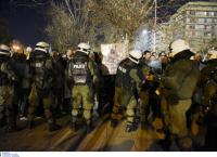 Επεισόδια στη Θεσσαλονίκη: Προσαγωγές, χημικά και ξύλο έξω από το Μέγαρο Μουσικής (pics&vids)