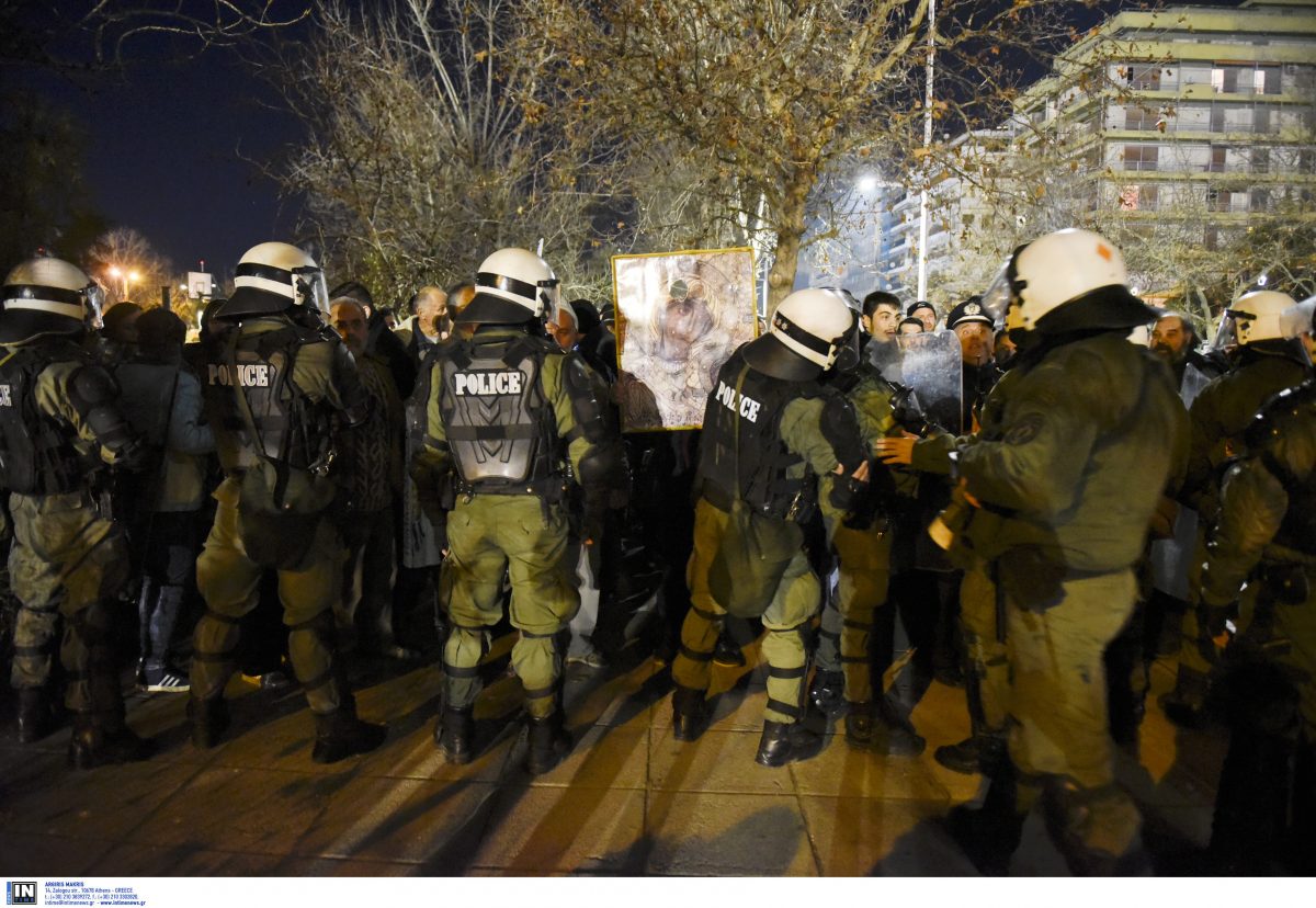 Επεισόδια στη Θεσσαλονίκη: Προσαγωγές, χημικά και ξύλο έξω από το Μέγαρο Μουσικής (pics&vids)