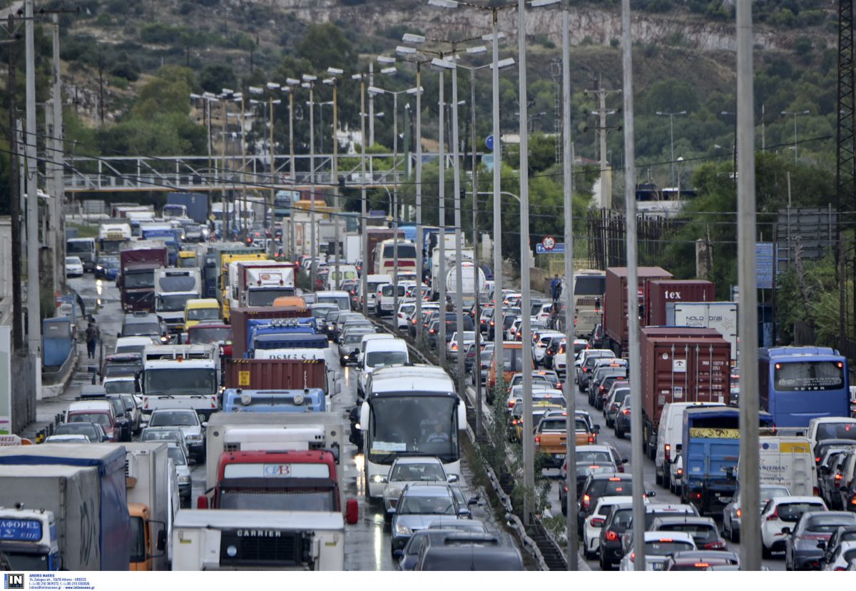 Ουρές χιλιομέτρων στην Αττική οδό λόγω τροχαίου – Ένας τραυματίας