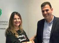 Καραμέρος: Συνάντηση με την πρόεδρο του Σωματείου Φιλόζωων Αμαρουσίου και παράδοση φάρμακων για τα αδέσποτα