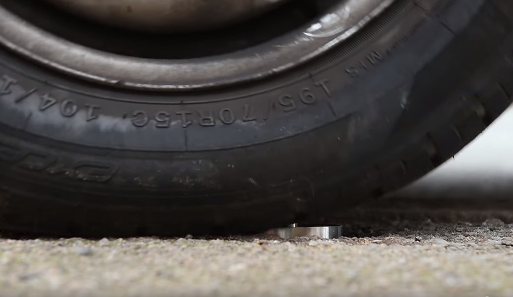 Παρκάρισμα πεζοδρόμιο: Ανακαλύφθηκε εφεύρεση που θα τρυπάει τα λάστιχα [vid]