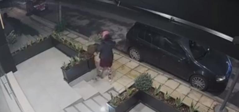 Ηράκλειο: Κάλυψε το κεφάλι της με μαντίλα και… “ξεπάτωσε” τα λουλούδια (vid)