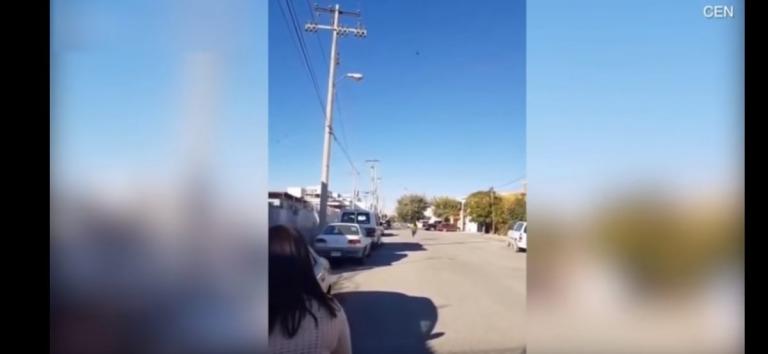 Απίστευτο βίντεο: Τσαντισμένη μητέρα πετυχαίνει την κόρη της με παντόφλα στα 30 μέτρα (vid)