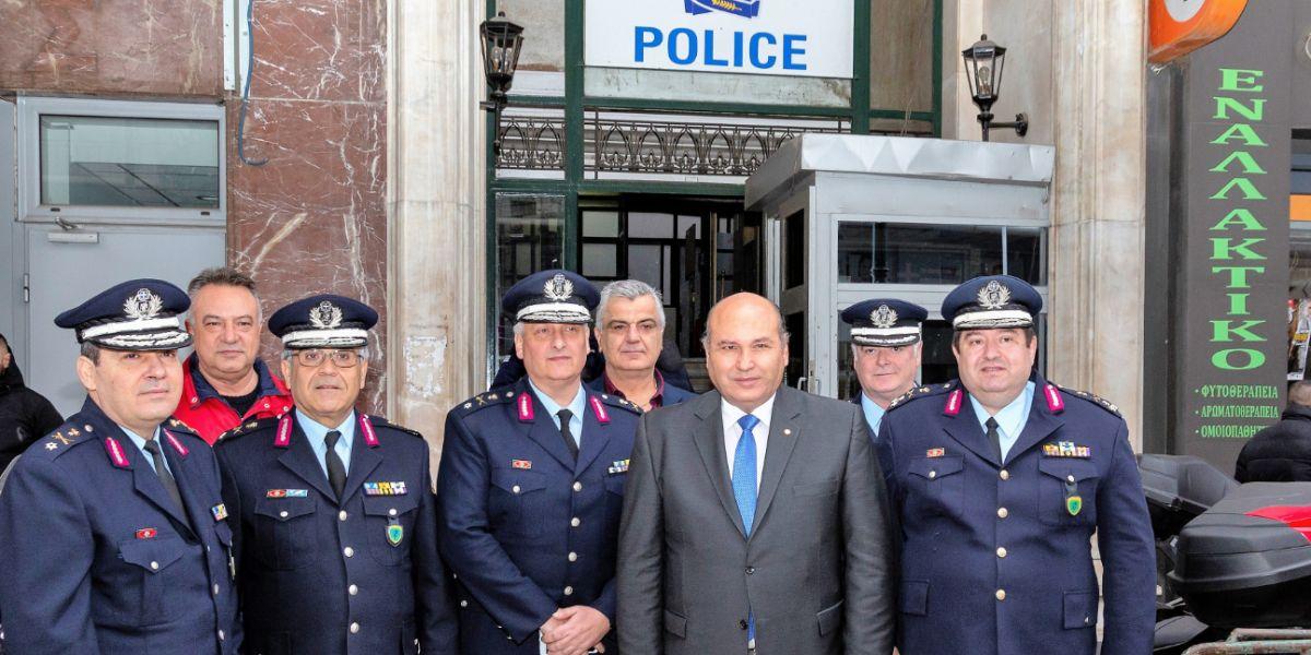 Τζανέτος Φιλιππάκος: Εθιμοτυπική προσφορά δώρων σε τροχονόμους στον Πειραιά