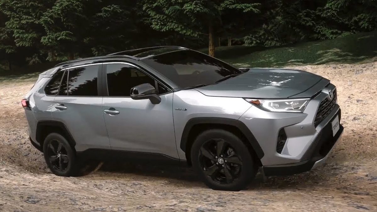 Toyota: Το RAV4 αξιοποιεί τις δυνατότητες που παρέχει η υβριδική τεχνολογία