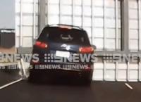 Τροχαίο που κόβει την ανάσα: Ταμπέλα δρόμου ταχείας κυκλοφορίας “πλακώνει” αυτοκίνητο (vid)