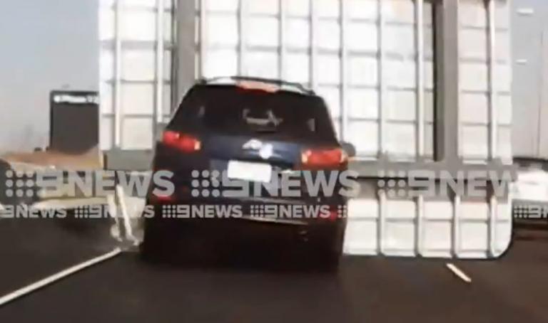 Τροχαίο που κόβει την ανάσα: Ταμπέλα δρόμου ταχείας κυκλοφορίας “πλακώνει” αυτοκίνητο (vid)