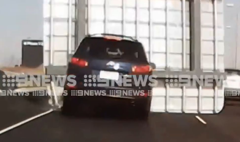 Τροχαίο που κόβει την ανάσα: Ταμπέλα δρόμου ταχείας κυκλοφορίας “πλακώνει” αυτοκίνητο (vid)