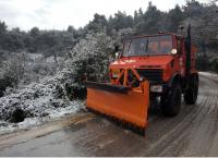 Χιόνια: Έντονη η χιονόπτωση στην περιοχή της Λαμίας-Μάχη για να κρατηθεί ανοιχτή η Εθνική οδός
