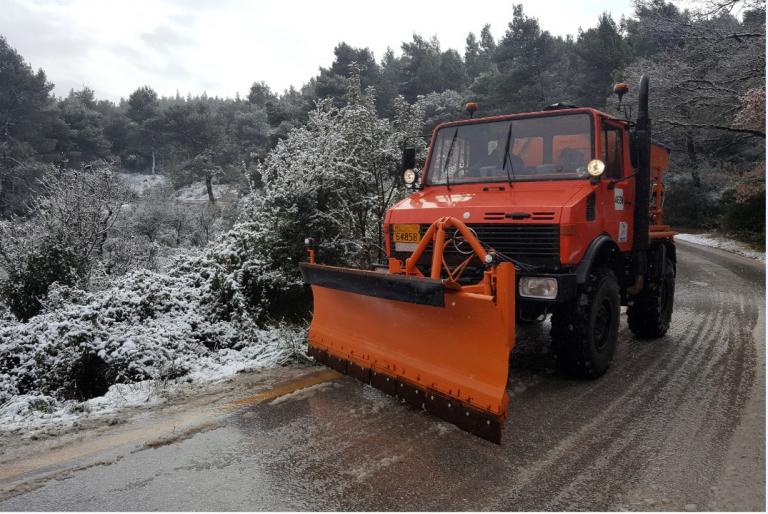 Χιόνια: Έντονη η χιονόπτωση στην περιοχή της Λαμίας-Μάχη για να κρατηθεί ανοιχτή η Εθνική οδός