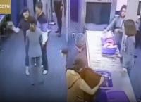 Ξύλο στο αεροδρόμιο: Εξαγριωμένη τουρίστρια ρίχνει χαστούκι σε υπάλληλο και γίνεται viral (vid)