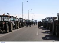 Αγρότες: Κλιμακώνουν τις κινητοποιήσεις – Πέταξαν σανό στα γραφεία του ΣΥΡΙΖΑ
