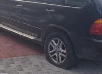 Άντρας πάρκαρε στη θέση για ΑμεΑ στη Γλυφάδα και του έσκασαν και τα τέσσερα λάστιχα (pics)