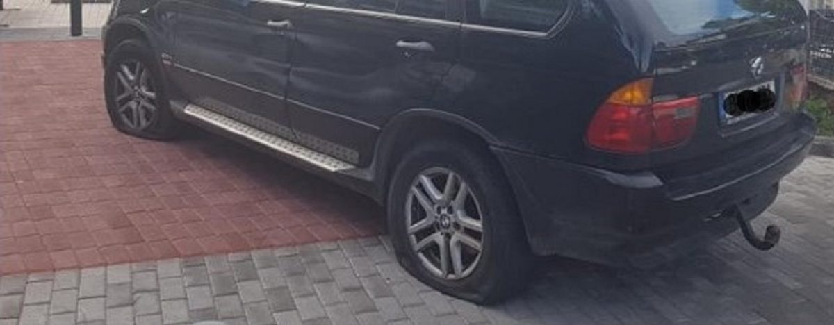 Άντρας πάρκαρε στη θέση για ΑμεΑ στη Γλυφάδα και του έσκασαν και τα τέσσερα λάστιχα (pics)