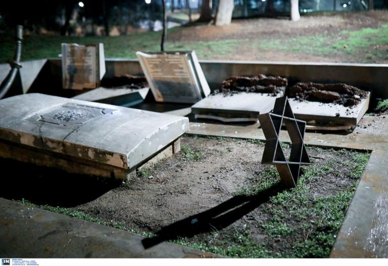 Θεσσαλονίκη: Μεγάλες ζημιές στο μνημείο του εβραϊκού νεκροταφείου στο ΑΠΘ (pics)
