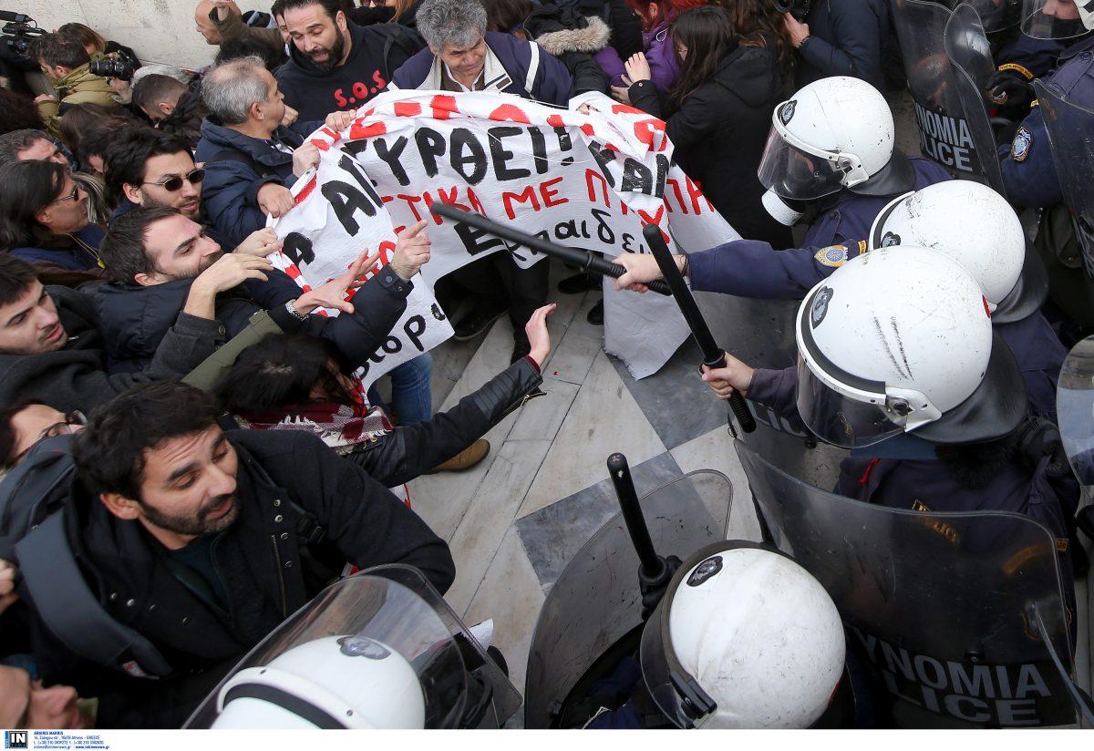 Αθήνα πορεία: Επεισόδια μεταξύ εκπαιδευτικών και ανδρών των ΜΑΤ (pics)