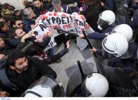 Αθήνα πορεία: Επεισόδια μεταξύ εκπαιδευτικών και ανδρών των ΜΑΤ (pics)