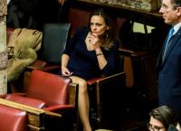 Αχτσιόγλου: Έκαψε καρδιές στη Βουλή (pics)