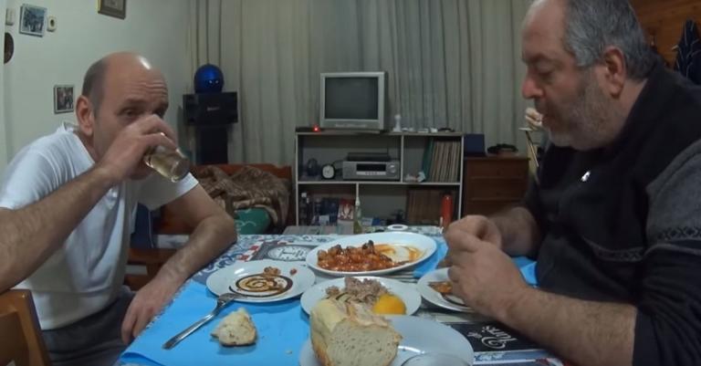 Μπαμπίνος και Νικολάκης: Oι δυο Θεσσαλονικείς που τρώνε μεζέδες στο Youtube (vid)