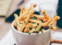 Φαγητά στο τηγάνι; Γιατί δεν πρέπει να τρώμε τόσα πολλά – Ειδικά οι γυναίκες