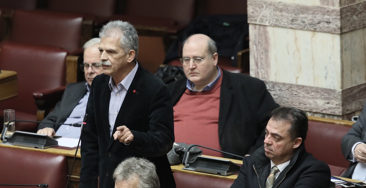 Βουλή live: Βαριές εκφράσεις στην Ολομέλεια – Κλίμα κατά του Δανέλλη και υπόνοιες για ανταλλάγματα (vids)