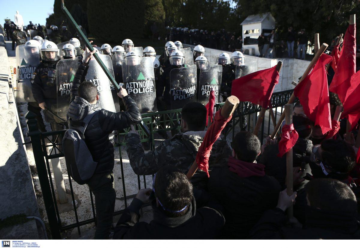 Συλλαλητήριο εκπαιδευτικών: Ολοκληρώθηκε η επεισοδιακή πορεία στο κέντρο της Αθήνας (pics)