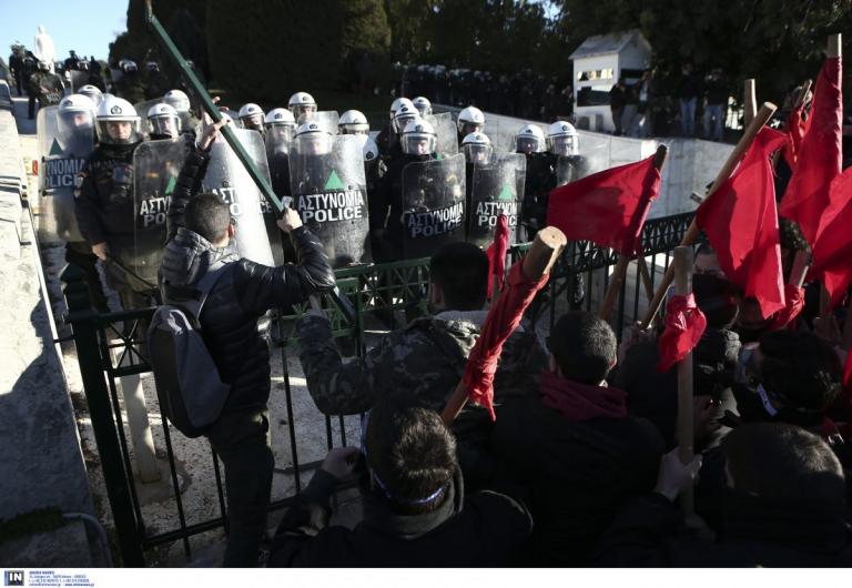 Συλλαλητήριο εκπαιδευτικών: Ολοκληρώθηκε η επεισοδιακή πορεία στο κέντρο της Αθήνας (pics)