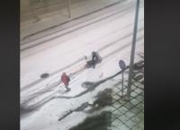 Viral: Ντελιβεράς προσπαθεί εν μέσω χιονοθύελλας να παραδώσει παραγγελία (vid)