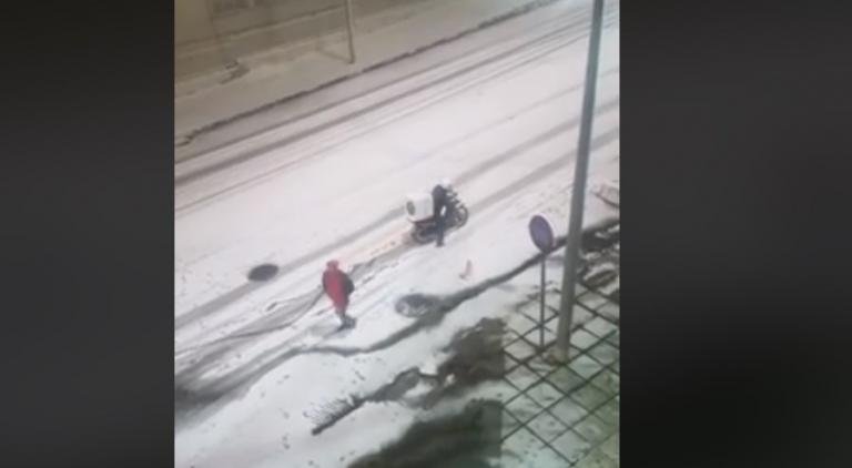 Viral: Ντελιβεράς προσπαθεί εν μέσω χιονοθύελλας να παραδώσει παραγγελία (vid)