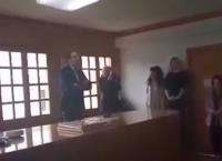 Viral: Video – διασκευή με τον Δήμαρχο, που έπεσε το φωτιστικό στο κεφάλι του, “τα σπάει” (vid)