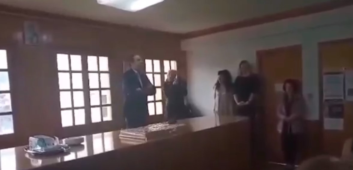 Viral: Video – διασκευή με τον Δήμαρχο, που έπεσε το φωτιστικό στο κεφάλι του, “τα σπάει” (vid)