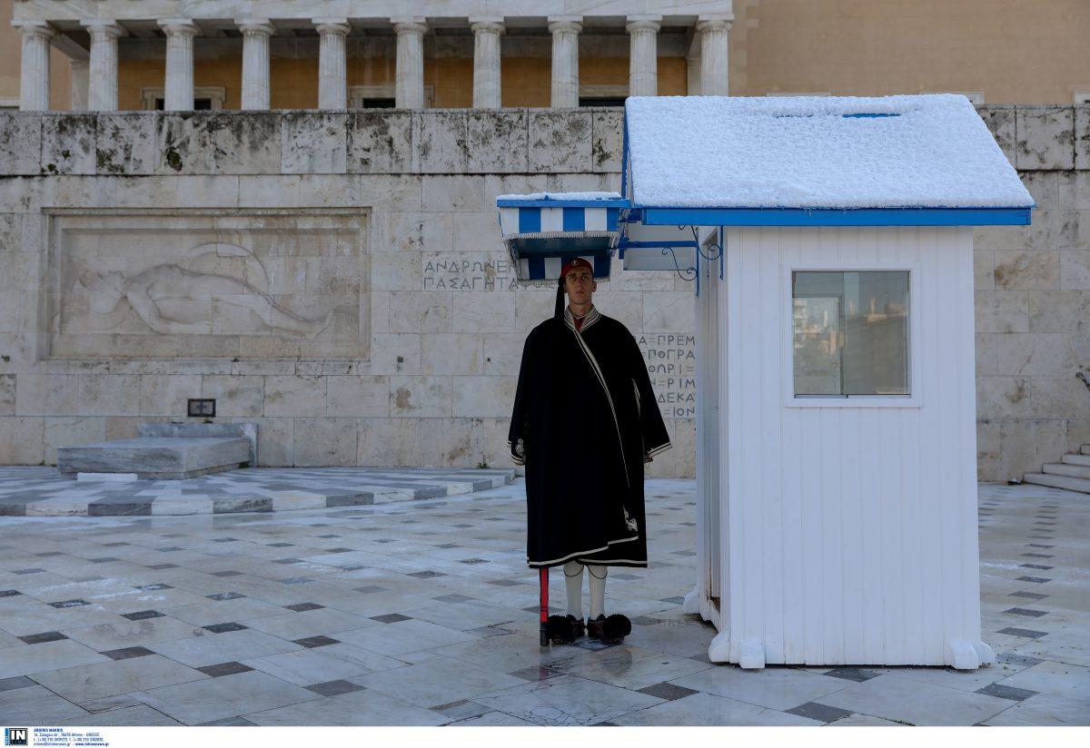 Με τζιπ η αλλαγή φρουράς στον Άγνωστο Στρατιώτη – Συγκινητικές εικόνες