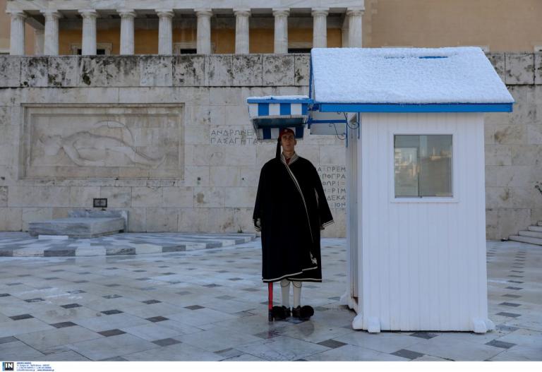 Με τζιπ η αλλαγή φρουράς στον Άγνωστο Στρατιώτη – Συγκινητικές εικόνες