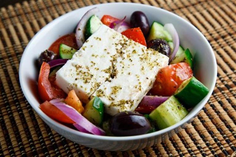 Ποια ομάδα παρουσίασε Έλληνες ποδοσφαιριστές με… χωριάτικη σαλάτα!