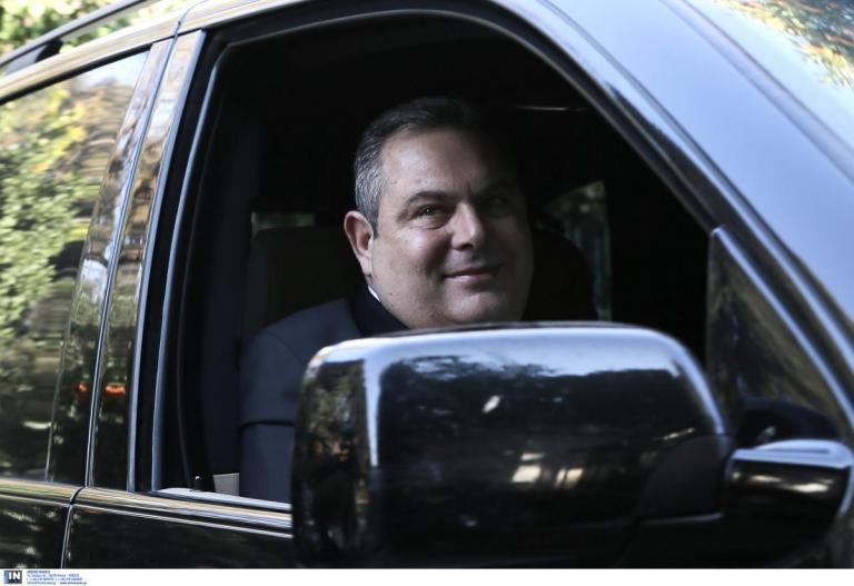 Παραίτηση Καμμένου: Χαμός στο twitter – “Ξεκίνησαν οι εργασίες αποκόλλησης από την καρέκλα”