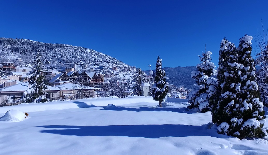 Καρπενήσι: Το “φαινόμενο των πεζοδρομίων” – Δεν πιάνουν ποτέ χιόνι, ενώ όλα τα υπόλοιπα είναι καλυμμένα