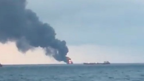 Συναγερμός στην Κριμαία: Εκρήξεις και φωτιά σε δύο πλοία στα στενά του Κερτς